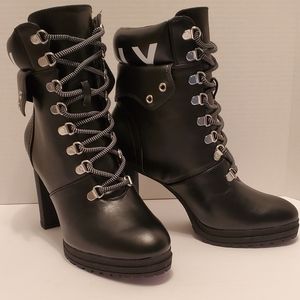 DKNY WOMEN'S LACE UP COMBAT BOOTS SIZE 5.5